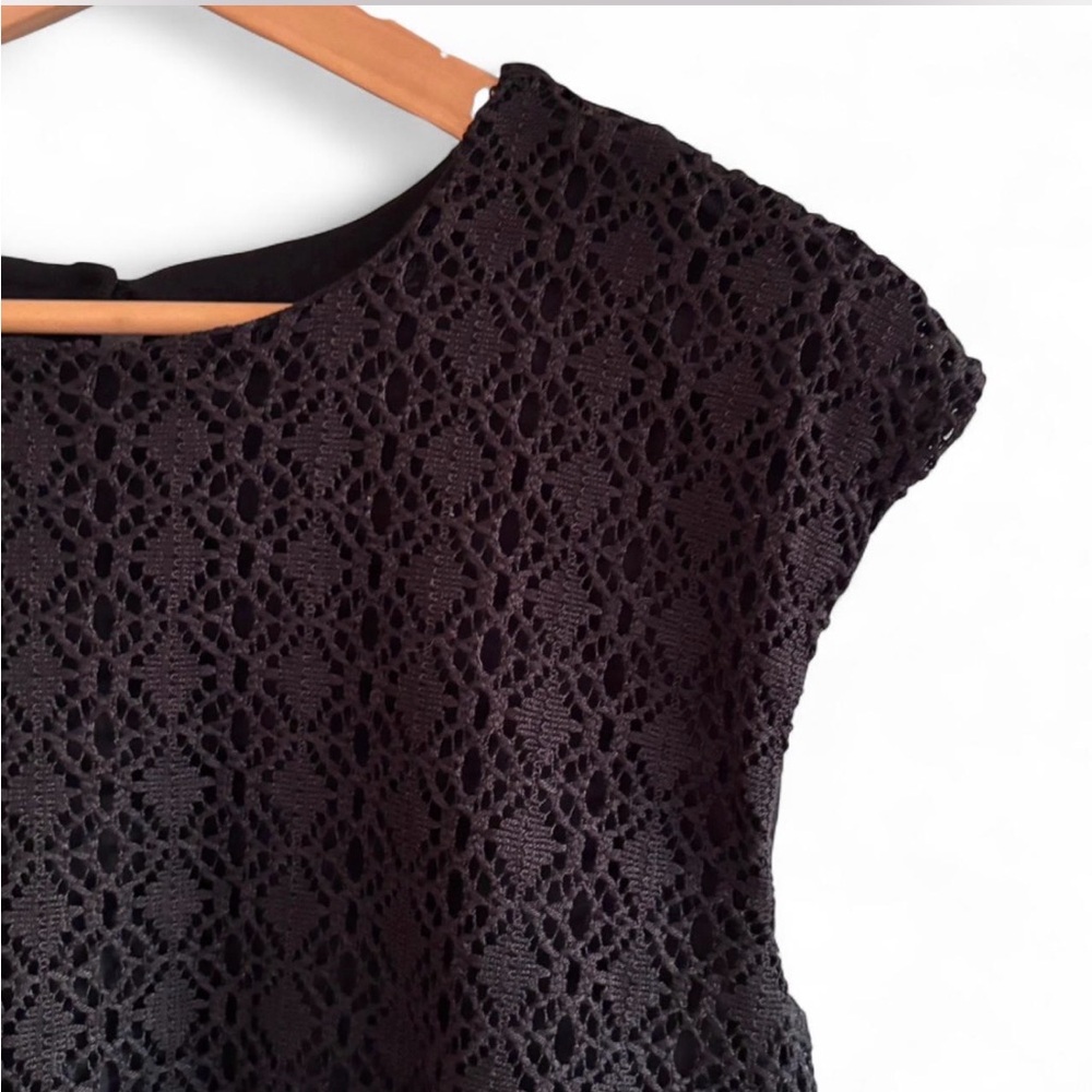 Black Lace Cap-Sleeve Cropped Top M - Picture 5 of 8